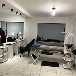 Chicks' beauty space